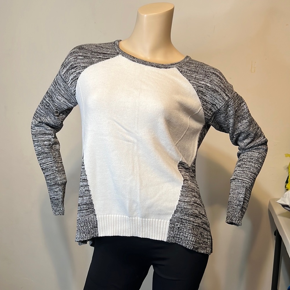 NWT - One Grey Day white & grey sweater - M